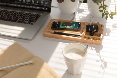 Logotrade Firmengeschenke das Foto: Bambus Desk Organizer mit 10W Wireless Charger