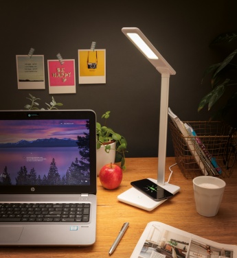 Logotrade Firmengeschenke das Foto: 5W Wireless Charging Schreibtischlampe