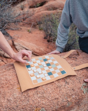 Logotrade Werbegeschenke das Foto: Britton faltbares Backgammon und Damespiel Set aus Kork