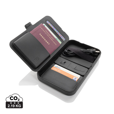 Logotrade Werbeartikel das Foto: Swiss Peak Travel-Case aus RCS rec. PU mit 3-in-1-Charger