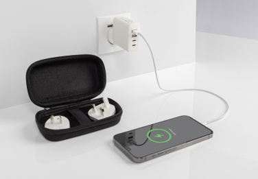 Logotrade Werbeartikel das Foto: TravelCharge Pro Reiseladegerät mit USB-C aus RCS rec. ABS