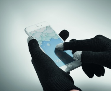 Logotrade meened pilt: Talvekomplekt taaskasutatud materjalist, kindad, müts ja sall