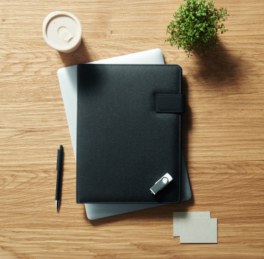 Logotrade liikelahjat mainoslahjat tuotekuva: A4-kansio ja langaton laturi