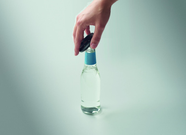 Logotrade Ideja dāvanas foto: Telefona turētājs un pudeļu attaisāmais