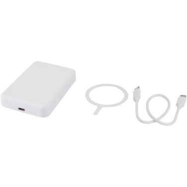 Logotrade dāvanas foto: Acrab 5000 mAh 15 W magnētiskā bezvadu pārnēsājamā uzlādes ierīce ar 20 W strāvas padevi - izgatavota no pārstrādātas plastmasas