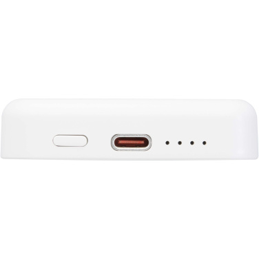 Logotrade biznesa dāvanas foto: Acrab 5000 mAh 15 W magnētiskā bezvadu pārnēsājamā uzlādes ierīce ar 20 W strāvas padevi - izgatavota no pārstrādātas plastmasas