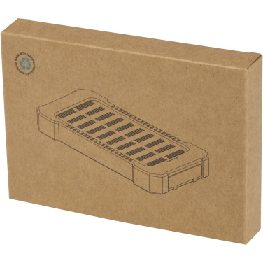 Logotrade ziemassvētku dāvanas foto: Altair 5000 mAh 10 W pārstrādātas plastmasas izturīga saules enerģijas pārnēsājamā baterija ar iebūvētu lukturīti