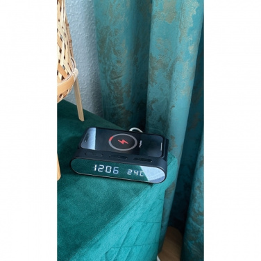 Logotrade biznesa dāvanas foto: Modinātājs un bezvadu lādētājs ADELAIDE