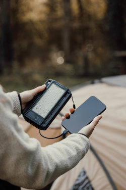 Logotrade dāvanas foto: Nordic Drift Titan 10.000mAh saules enerģijas lādētājs ar 3 paneļiem