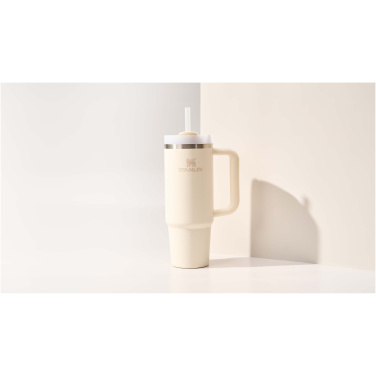 Логотрейд pекламные cувениры картинка: Изолированный тумблер Stanley Quencher® H2.0 FlowState™ 890 мл из переработанной нержавеющей стали