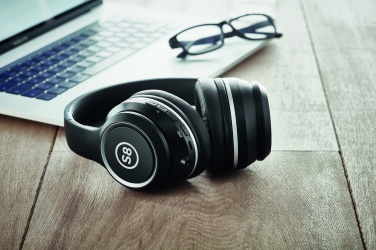 Logotrade profilprodukter bild: ANC headphone and pouch