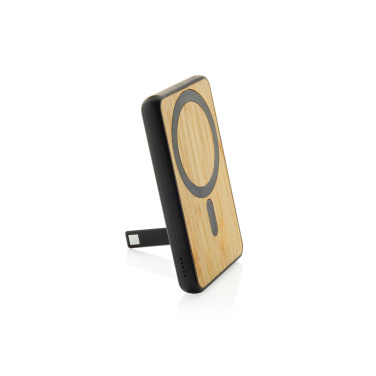 Logotrade kampanjprodukter bild: Zen RCS plast 5000 mah 5W magnetisk powerbank i bambu