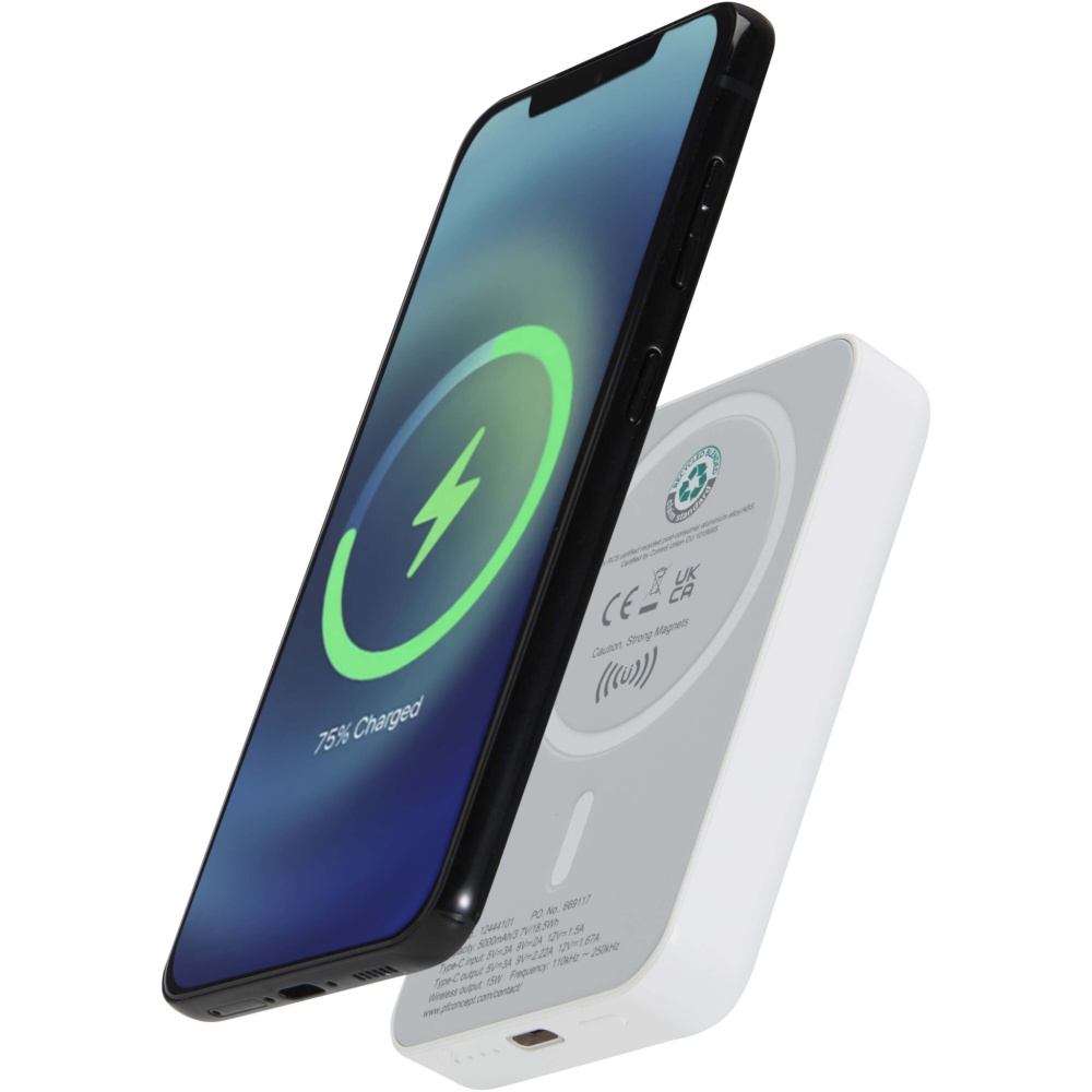 Logotrade reklamprodukter bild: Acrab 5 000 mAh 15 W magnetisk trådlös powerbank med 20 W PD – tillverkad av återvunnen plast
