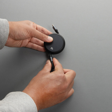 Logotrade profilprodukter bild: Terra RCS återvunnen aluminium 240W utdragbar 2-i-1 kabel