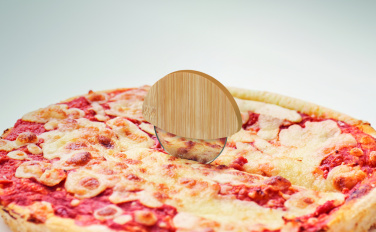 Logotrade kampanjprodukter bild: Rund pizzaskärare av bambu