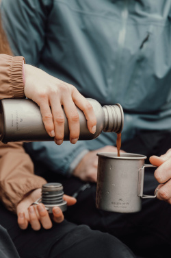 Logotrade profilprodukter bild: Nordic Trail ultralätt titaniummugg 450 ml